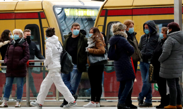 Pasajeros en una estación de Berlín, en Alemania. Foto: Reuters