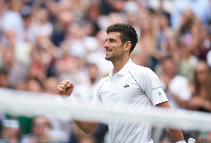 El tenista serbio Novak Djokovic celebra su triunfo en cuartos de final del Abierto de Wimbledon sobre el húngaro Marton Fucsovics. Foto: EFE