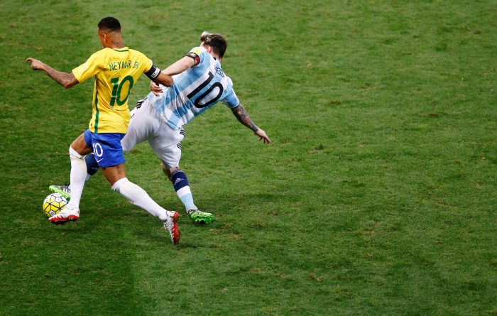 Neymar y Messi durante un enfrentamiento entre Brasil y Argentina, en el 2018. Foto: Reuters
