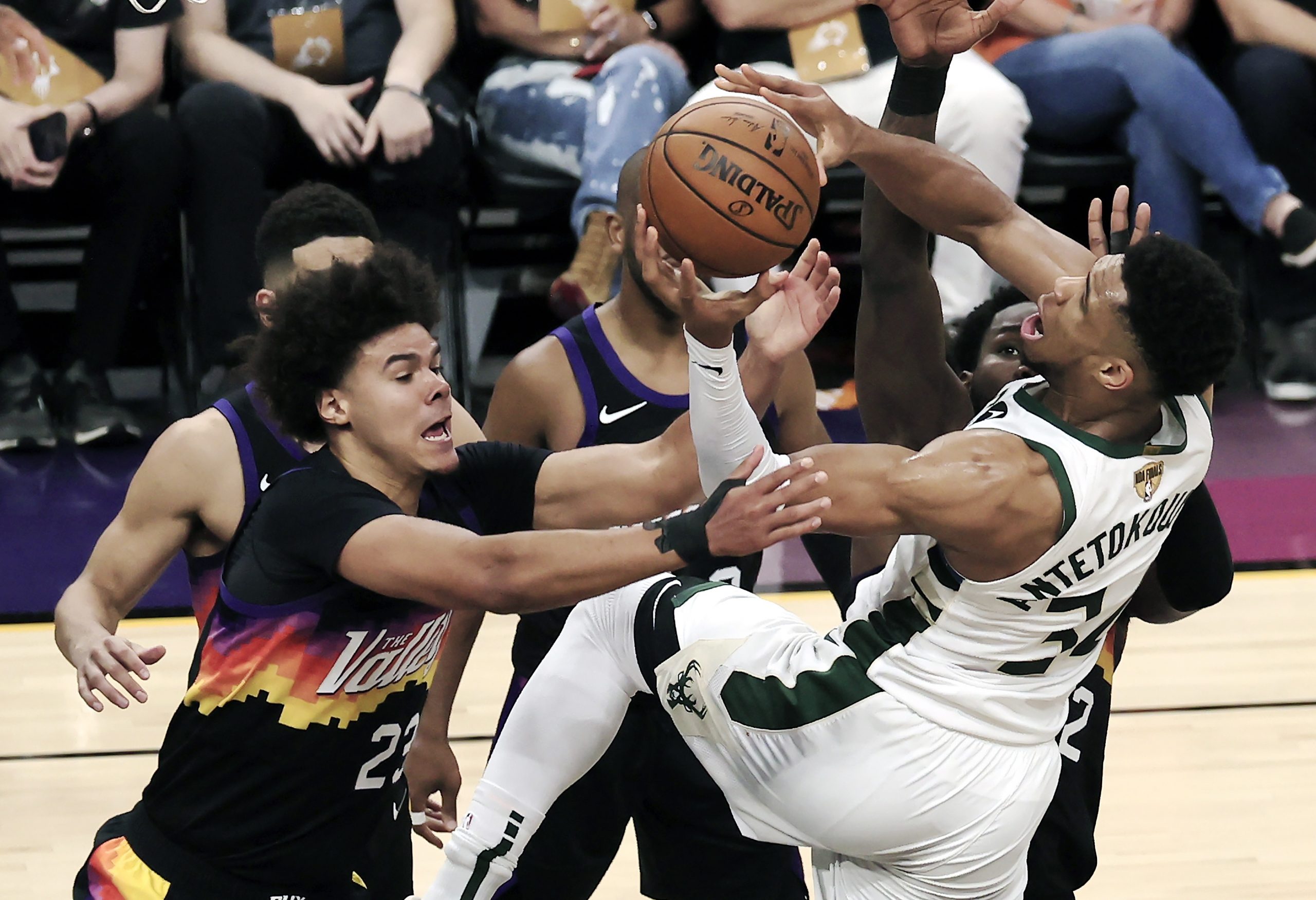 Suns y Bucks disputaron la primera final de la NBA. Foto: EFE