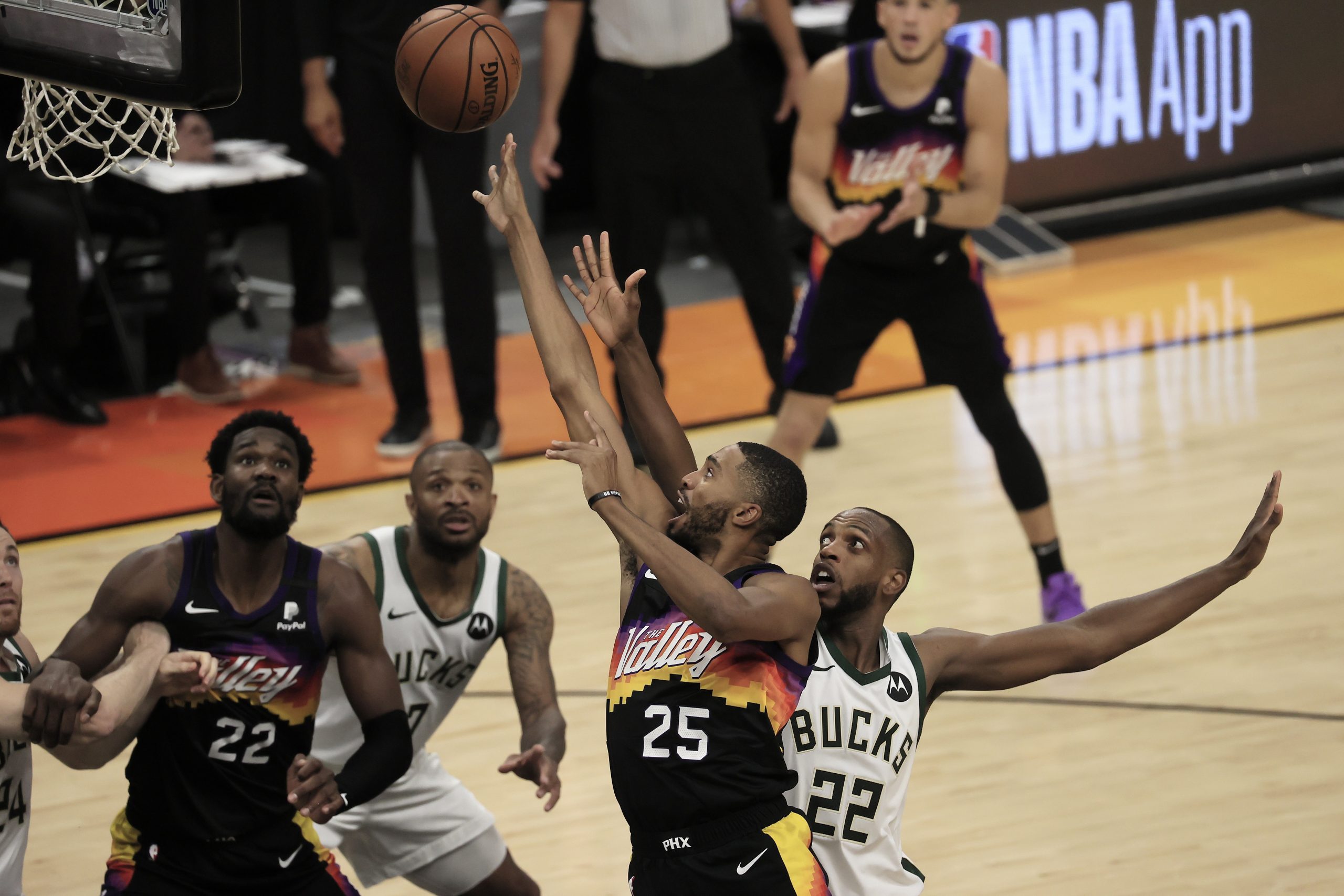 Los Suns sumaron su segunda victoria en las finales de la NBA. Foto: EFE
