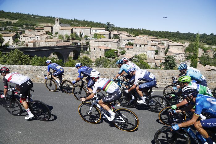 Ciclistas durante un trayecto de la etapa 13 del Tour de Francia. Foto: EFE