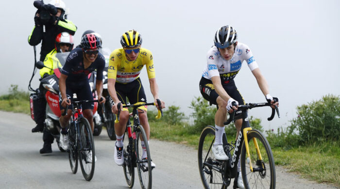 Richard Carapaz (izq.) con Tadej Pogacar Jonas Vinegaard, los tres primeros del Tour de Francia, hasta el 15 de julio del 2021. Foto: EFE