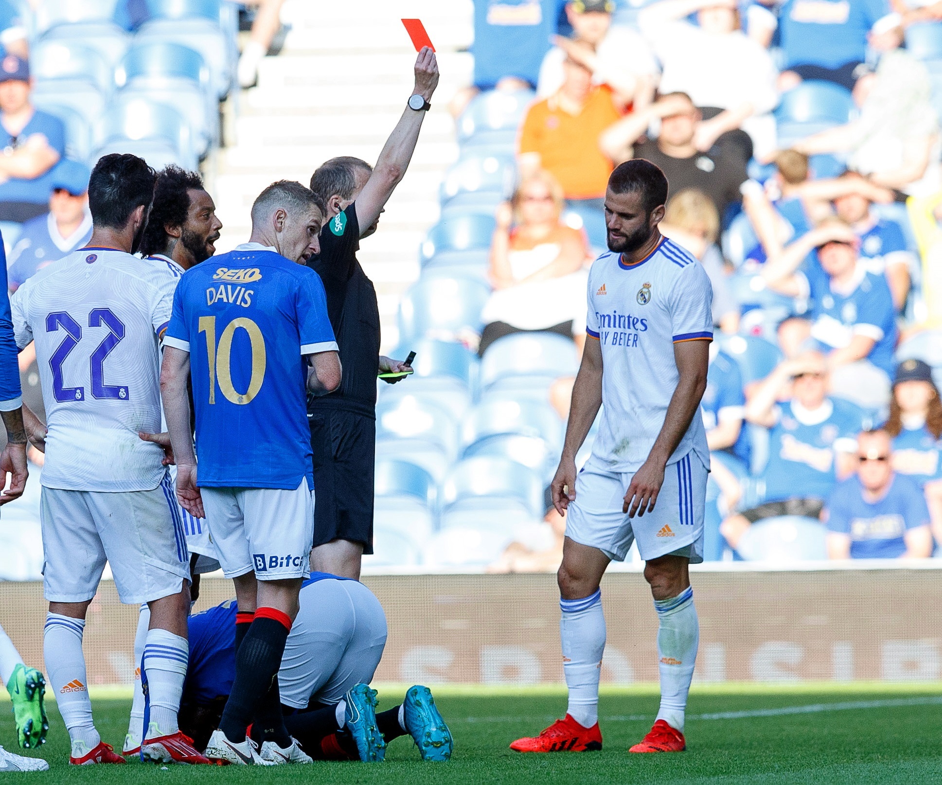Nacho es expulsado en el amistoso entre el Real Madrid y Rangers. Foto: EFE