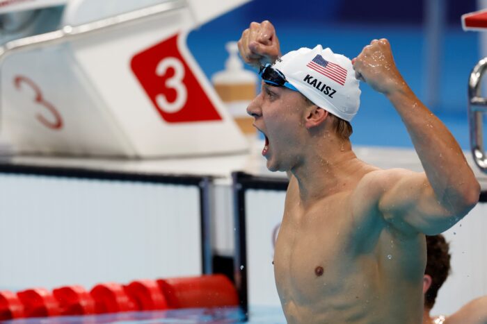 Chase Kalisz de Estados Unidos celebra tras ganar la medalla de oro en los 400m combinado individual masculino de natación por los Juegos Olímpicos 2020, este domingo en el Centro Acuático de Tokio (Japón). EFE/ Fernando Bizerra