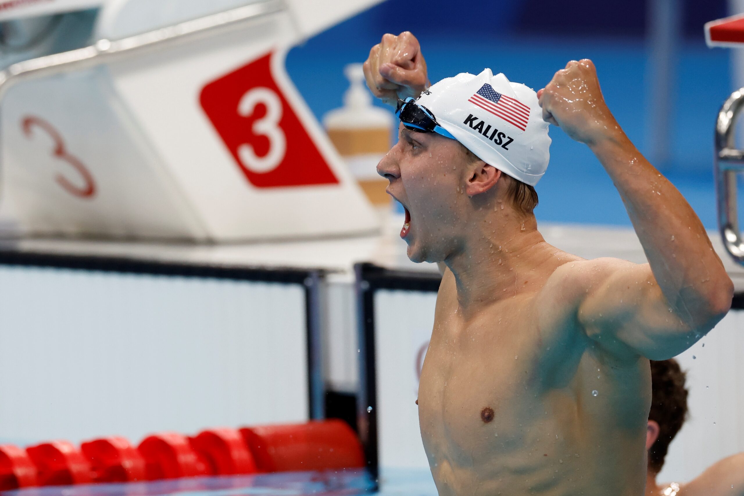 Chase Kalisz de Estados Unidos celebra tras ganar la medalla de oro en los 400m combinado individual masculino de natación por los Juegos Olímpicos 2020, este domingo en el Centro Acuático de Tokio (Japón). EFE/ Fernando Bizerra