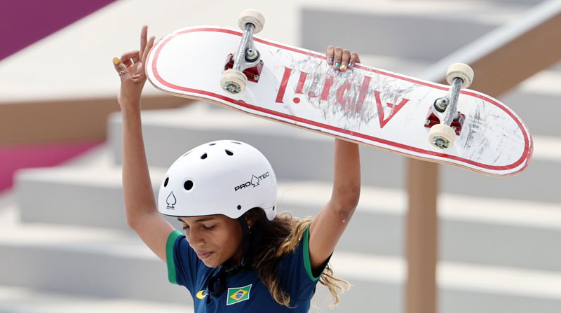 Rayssa Leal en acción durante la prueba de skateboarding, en Tokio. La brasileña ganó la medalla de plata. Tiene 13 años de edad. Foto: EFE