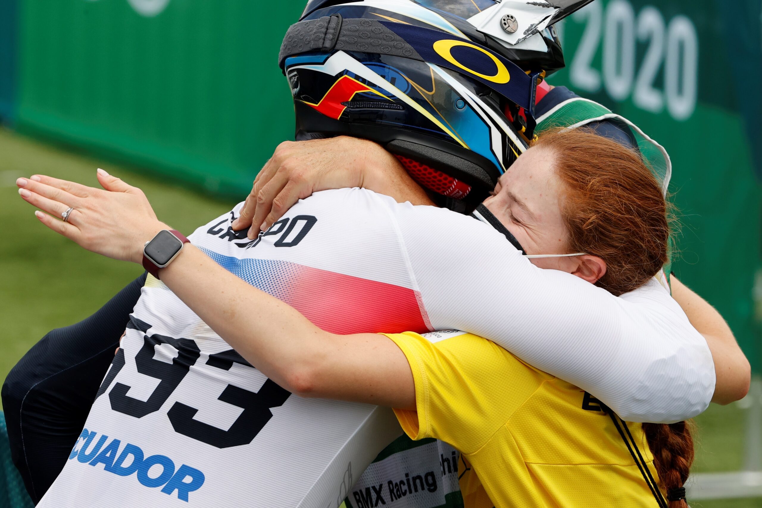 Alfredo Campo se abrazó con su esposa Ana María Crespo, al final de su participación en Tokio 2020. Foto: EFE