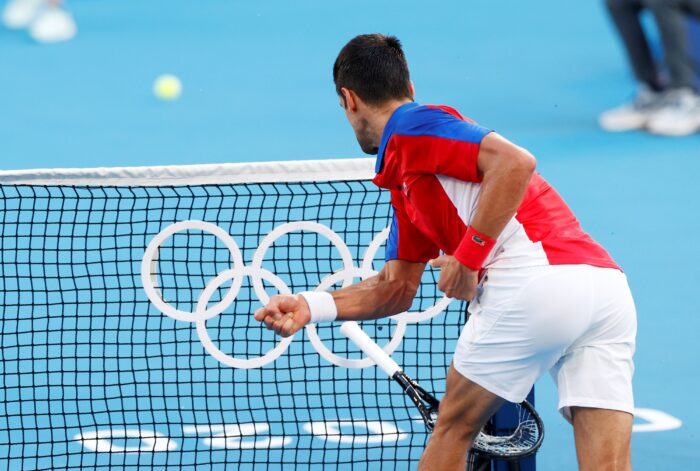 Novak Djokovic lanzó su raqueta contra los anillos olímpicos, en la derrota por el bronce de Tokio 2020, ante Pablo Carreño. Foto: EFE
