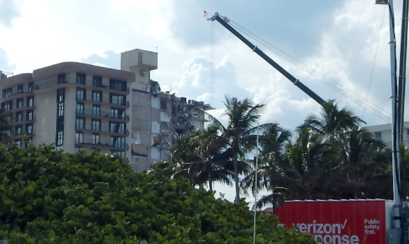 Trabajos de búsqueda y rescate en el edificio de condominios de 12 pisos en Surfside, Florida (EE.UU.), el 3 de julio del 2021. Foto: EFE