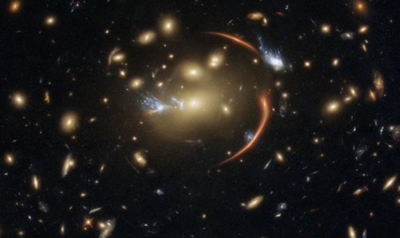 La distante galaxia MRG-M0138 w, captada por el Telescopio Espacial Hubble con una lente gravitacional. Foto: Europa Press