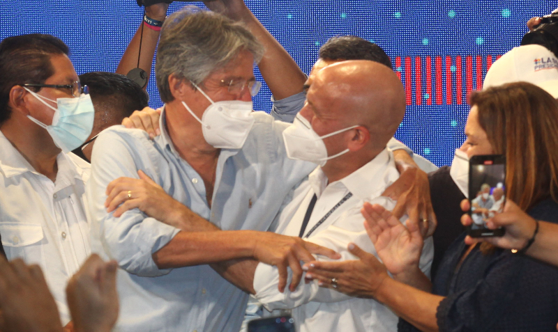 Abrazo entre Guillermo Lasso y César Monge luego de conocer los resultados de la segunda vuelta presidencial del 2021. Foto: Enrique Pesantes/EL COMERCIO