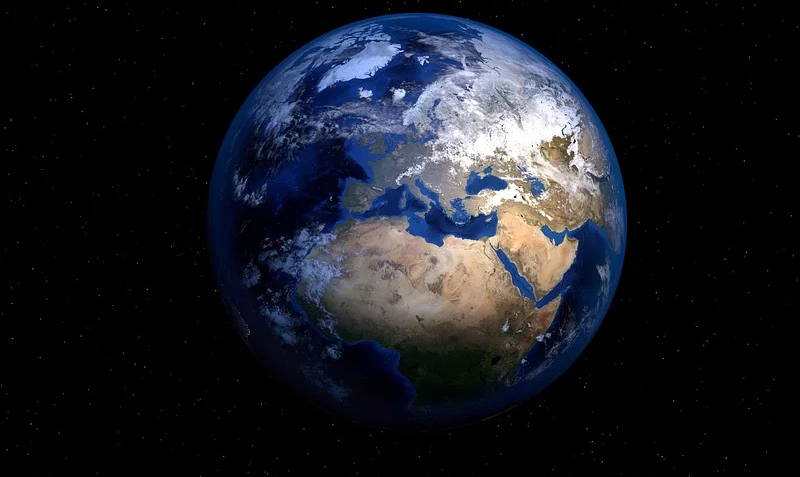 Imagen referencial. La Tierra gira alrededor del Sol, describiendo una órbita elíptica de 930 millones de kilómetros. Foto: Pixabay