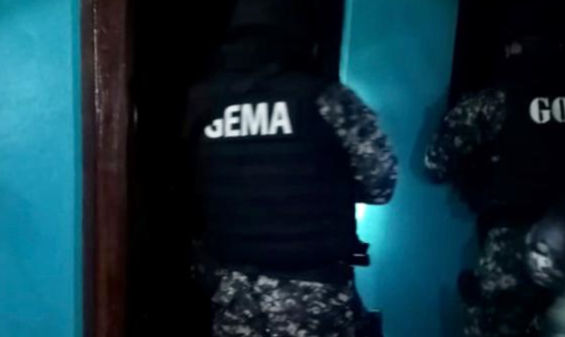 Efectivos de la Policía durante allanamiento a oficinas de captadora de dinero en Quevedo. Foto: Cortesía Fiscalía