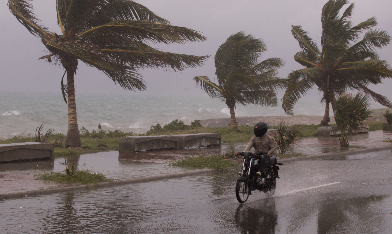 Intenso oleaje en la avenida del malecón, durante el paso de la tormenta tropical Elsa en Santo Domingo (República Dominicana). Foto: EFE