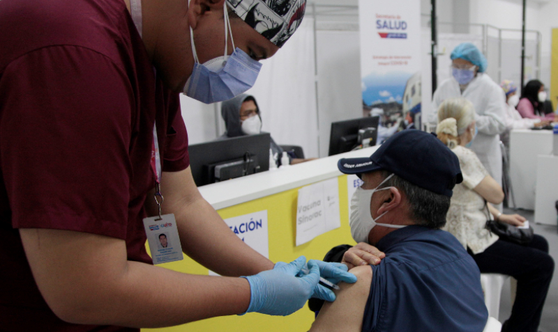 Aplicación de vacuna contra covid-19 en el centro Bicentenario, en Quito. Foto: Galo Paguay/EL COMERCIO