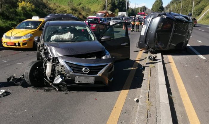 Accidente de tránsito registrado en la avenida Simón Bolívar, sector de El Troje, el sábado 3 de julio del 2021. Foto: Twitter Bomberos Quito