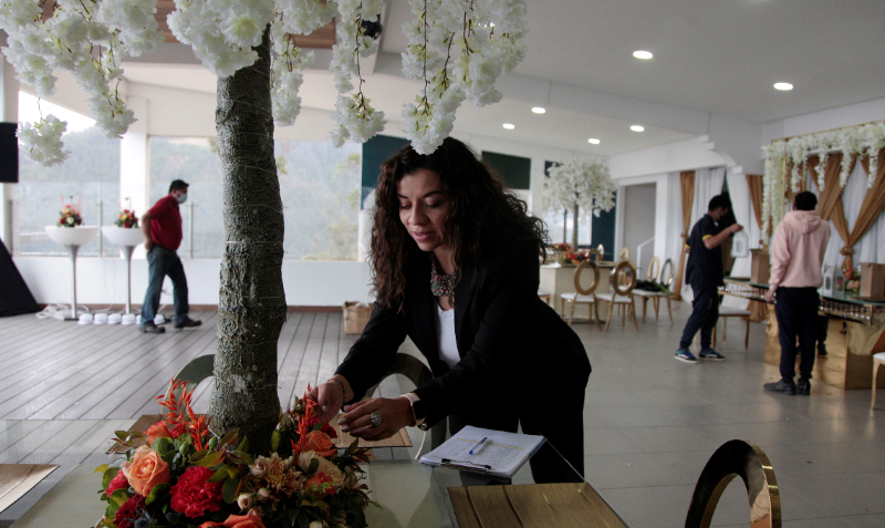 Paola Cubides, Wedding & Event Planner, supervisa la decoración de una boda en Quito. Foto: Julio Estrella/EL COMERCIO