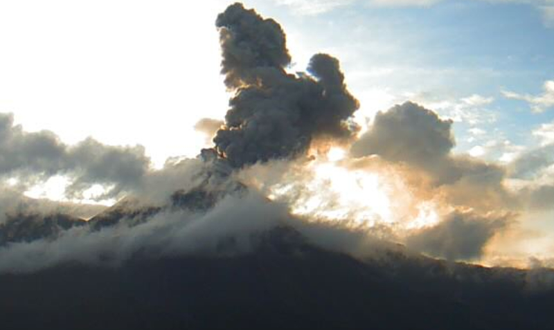Imagen del volcán Reventador correspondiente al sábado 24 de julio del 2021. Foto: Twitter Instituto Geofísico