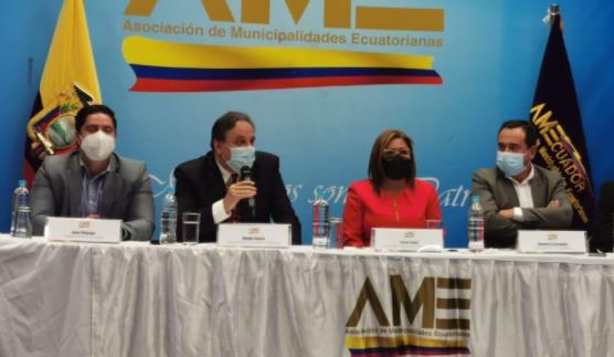 Simón Cueva, ministro de Finanzas (segundo izq.), tuvo reuniones en junio con representantes de los municipios. Foto: Cortesía AME