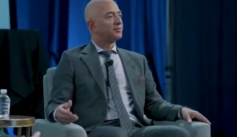Jeff Bezos lleva tiempo preparando su renuncia como consejero delegado, y a principios de mayo vendió 739 000 participaciones de Amazon. Foto: Captura de pantalla
