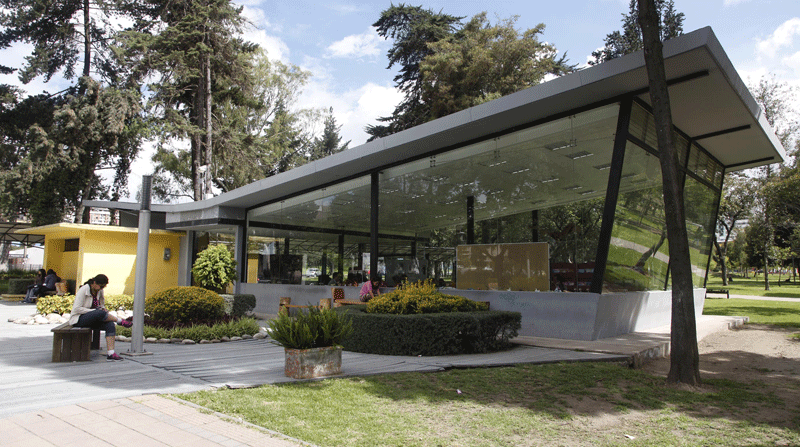 La biblioteca del parque El Ejido fue remodelada en el 2018. Cuenta con un espacio de consulta de Internet y es una de las más modernas de su tipo. Foto: Archivo/EL COMERCIO