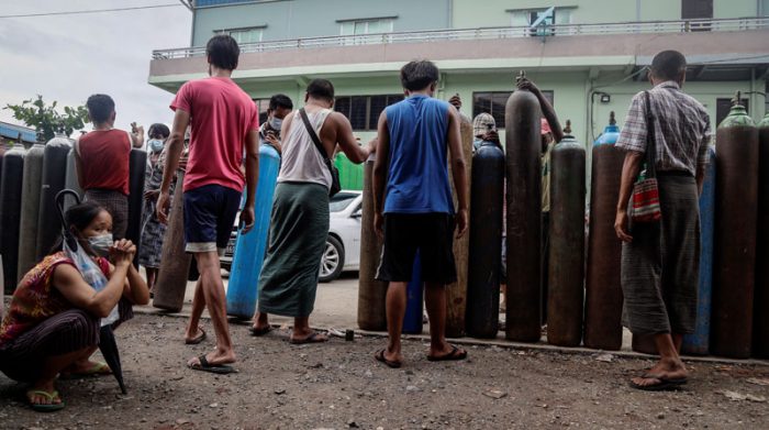 Las personas hacen filas para buscar tanques de oxígeno en Rangún, ante aumento de casos de covid-19 en Birmania. Foto: EFE