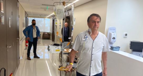 Los médicos han descartado una intervención quirúrgica a Jair Bolsonaro por su problema intestinal. Foto: Twitter @jairbolsonaro