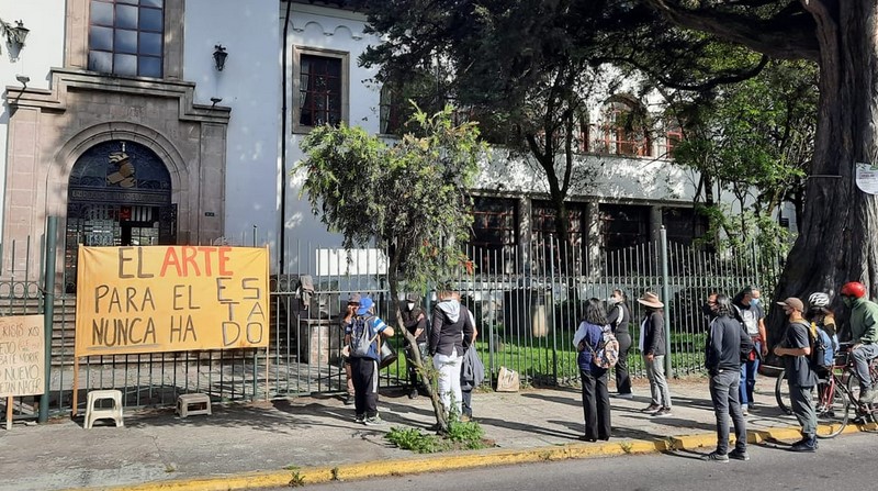 Actores culturales de diferentes frentes durante una manifestación frente a la Casa de la Cultura Ecuatoriana, en mayo de 2021. Foto: @FrenteUnidadCulturalP
