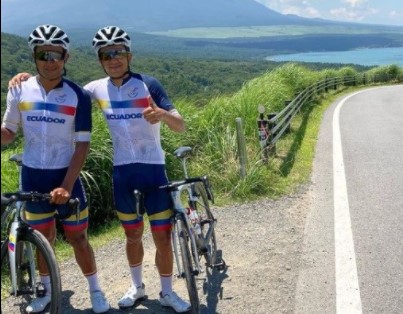 Los ciclistas ecuatorianos Richard Carapaz y Jhonatan Narváez se entrenaron cerca al monte Fuji, en Japón, para prepararse ante los Juegos Olímpicos. Foto: Facebook Richard Carapaz
