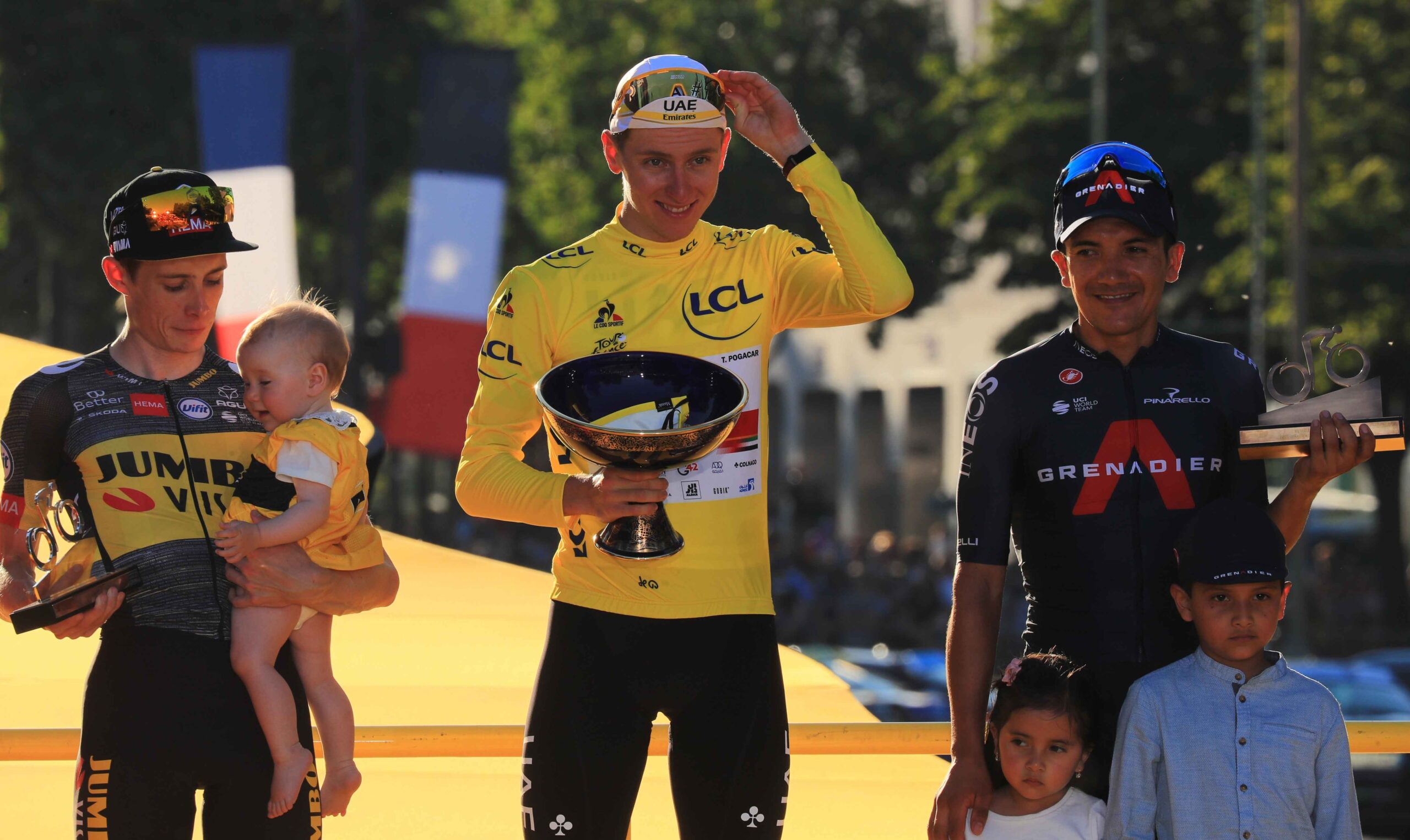 Richard Carapaz (der.) en el podio del Tour de Francia 2021 con el danés Jonas Vinegaard y el ganador Tadej Pogacar. Foto: EFE