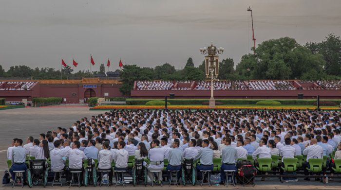 Sin mascarillas, ni distanciamiento, el Presidente de China conmemoró los 100 años del Partido Comunista. Foto: EFE