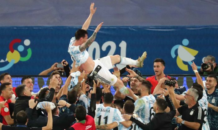 Jugadores de Argentina alzan a su compañero Lionel Messi durante la celebración del triunfo ante Brasil hoy, en la final de la Copa América entre Argentina y Brasil en el estadio Maracana en Río de Janeiro (Brasil). EFE