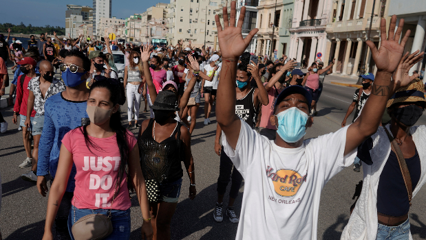 Miles de cubanos salieron a protestar contra el Gobierno al grito de "¡libertad!" el domingo 11 de abril del 2021. Foto: REUTERS