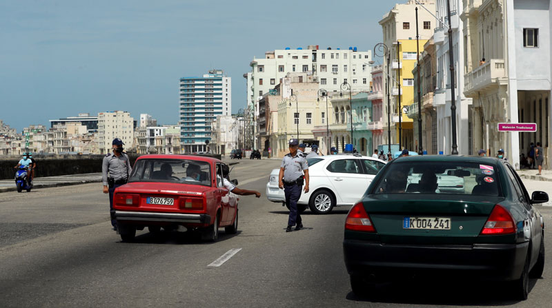 El domingo 11 de julio del 2021 la Policía bloqueó el paso, tras las protestas en La Habana, Cuba. Foto: EFE