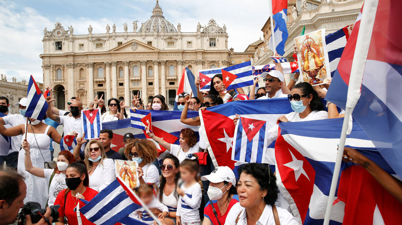Un grupo de personas con la Bandera de Cuba se reunió en la Plaza de San Pedro, en el Vaticano, en donde el Papa hizo un llamado al diálogo en la isla. Foto: Reuters