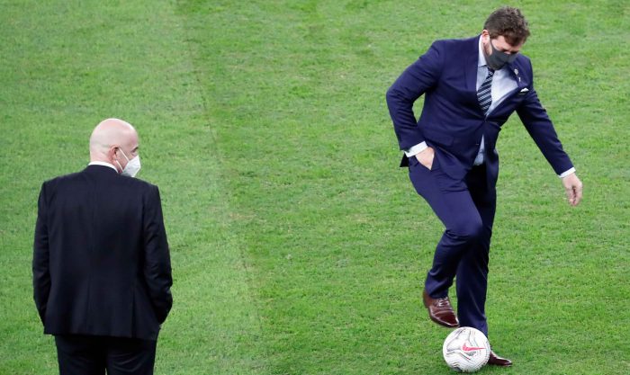 El presidente de la Conmebol, Alejandro Domínguez, controla un balón frente al presidente de la FIFA Gianni Infantino. EFE