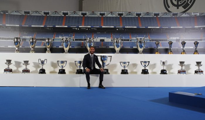Sergio Ramos posa con los trofeos que ganó en el Real Madrid. Foto: Twitter del jugador