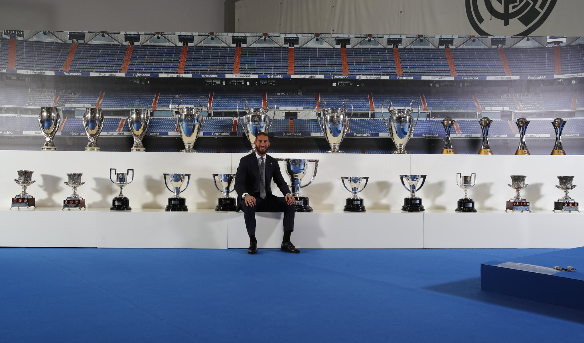 Sergio Ramos posa con los trofeos que ganó en el Real Madrid. Foto: Twitter del jugador