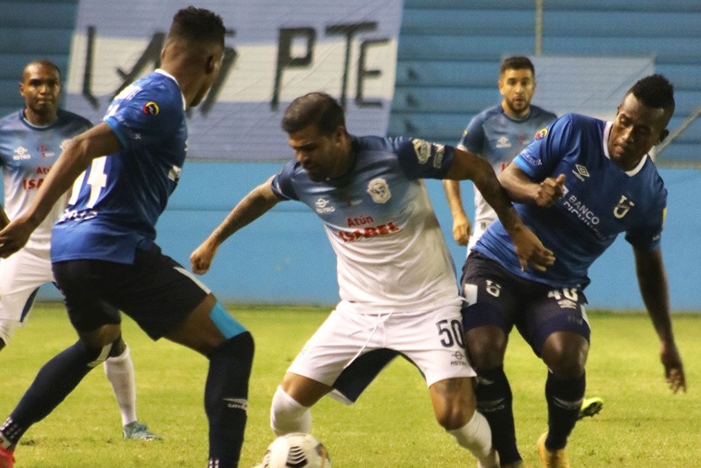 Martin Alaniz disputa el balón con rivales, en el juego entre Manta y U. Católica. Foto: Twitter Manta FC
