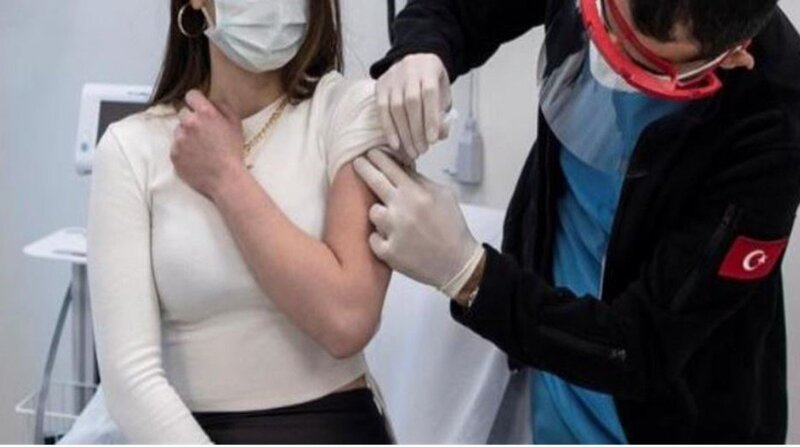 Muchas mujeres noruegas contaron en redes sociales que sentían que sus pechos habían crecido tras recibir la vacuna Pfizer contra el coronavirus. Foto: EFE