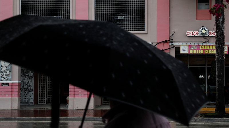 Un hombre camina con un paraguas ante la tormenta tropical Elsa en el barrio de la Pequeña Habana de Miami, Florida, Estados Unidos. Foto: Reuters
