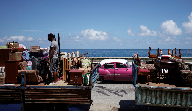 Un hombre carga un camión con muebles para ser reubicado antes de la llegada de la tormenta Elsa, en La Habana, Cuba, el 4 de julio de 2021. Foto: REUTERS