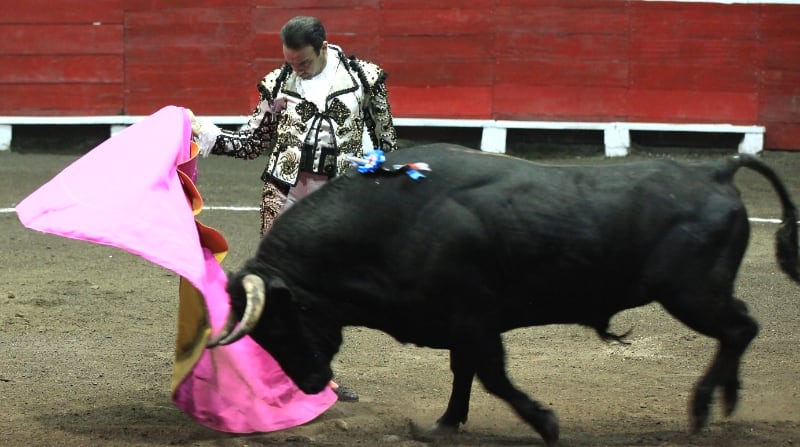 Enrique Ponce en la Plaza Belmonte con un segundo toro que fue indultado. Foto: Archivo / EL COMERCIO