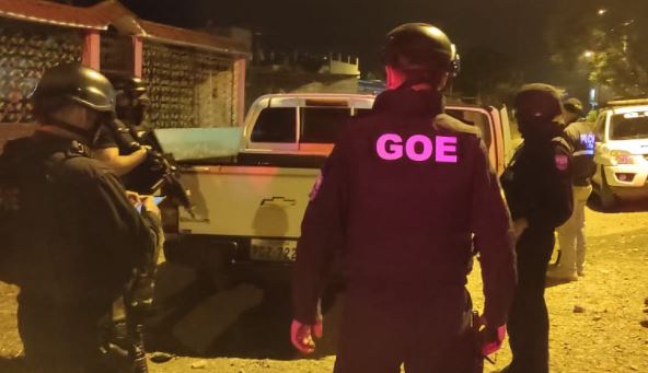 Unidades del GOE llegaron al sitio de la balacera para identificar a los responsables. Foto: Twitter @PoliciaEcuador