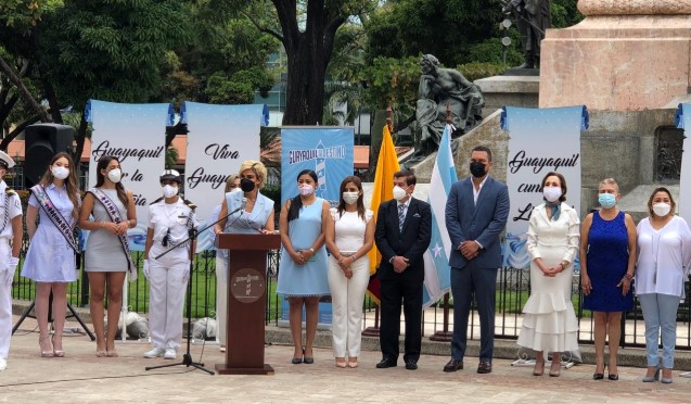 La alcaldesa Cynthia Viteri presidió el acto de apertura de los festejos por la fundación de Guayaquil. En su discurso evocó a las víctimas de la pandemia de covid-19 y anunció que se mantiene en pie la construcción de un memorial. Foto: Enrique Pesantes/ EL COMERCIO