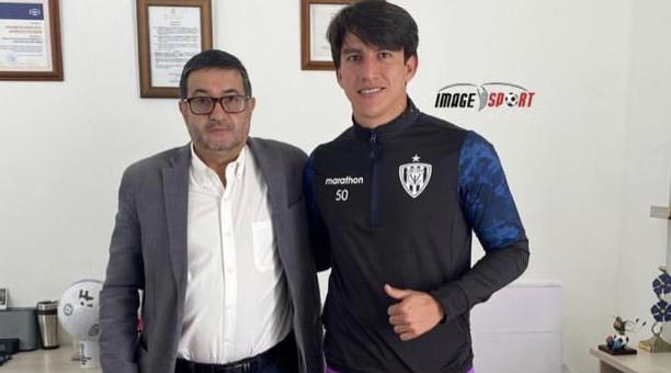 Fernando Gaibor (der.) junto al gerente deportivo Santiago Morales, tras firmar su contrato. Foto: Image Sport EC.