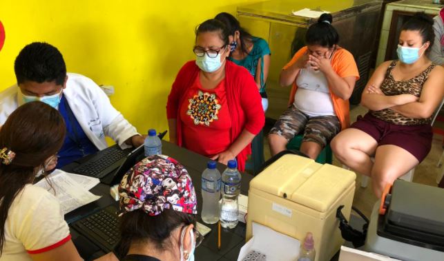 El Municipio de Guayaquil implementó desde este martes brigadas barriales de vacunación en ocho puntos conflictivos del Puerto Principal, con mayor incidencia de casos covid-19, entre ellos uno en el Guasmo Sur, al sur de la urbe. Foto: Enrique Pesantes / EL COMERCIO