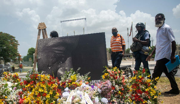 Fotografía fechada el 14 de julio de 2021 de un altar con flores como homenaje al presidente Jovenel Moise, asesinado hace una semana en su domicilio, frente al Palacio Nacional, en Puerto Príncipe (Haití). Foto: EFE