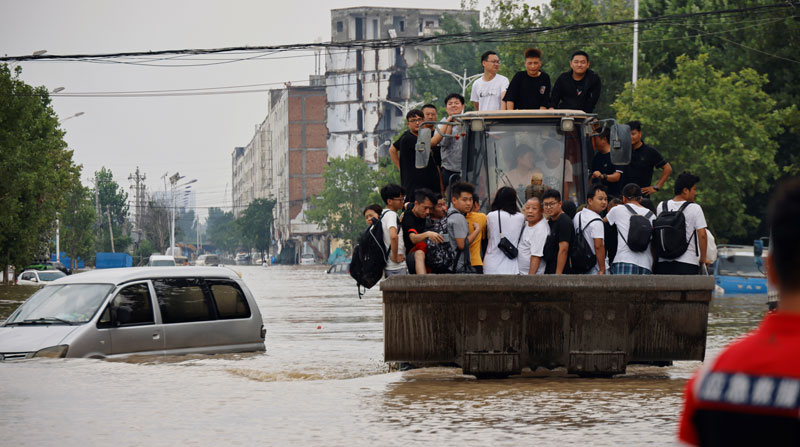 La provincia china Henan ha sido fuertemente afectada por las lluvias. Personas han sido rescatadas en distintos sitios, al quedar atrapados por el agua. Foto: Reuters